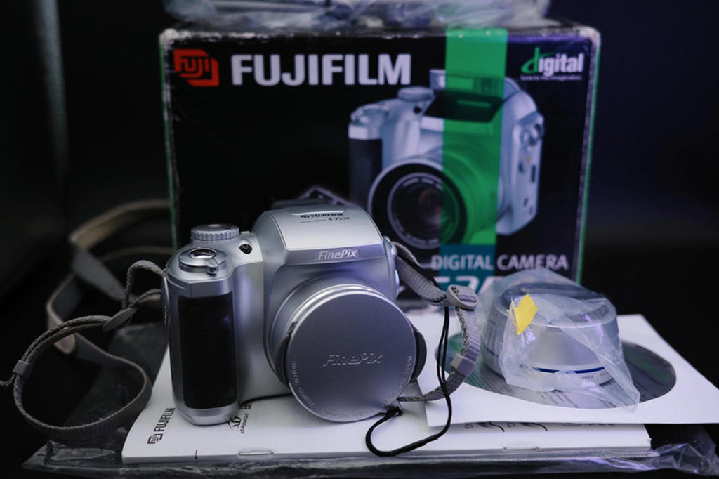 Fujifilm FinePix S3500 Digital Bridge Camera – Very Good Condition